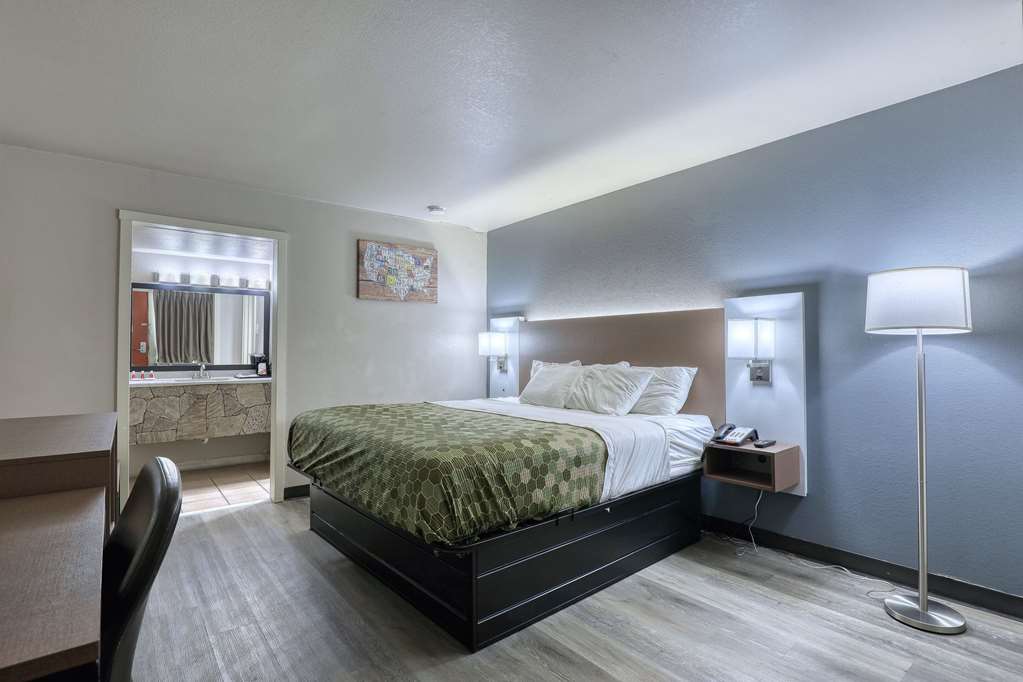 Econo Lodge Neenah - photo 21