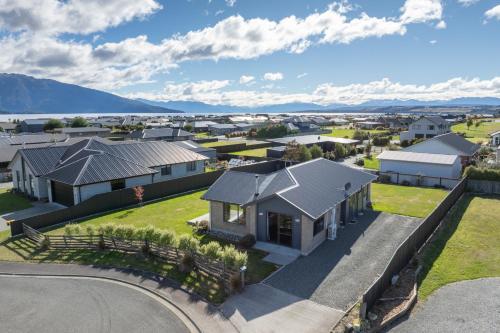 Mountainview Escape Te Anau Holiday House — 4-Star Luxury Hotel in Te Anau, New Zealand