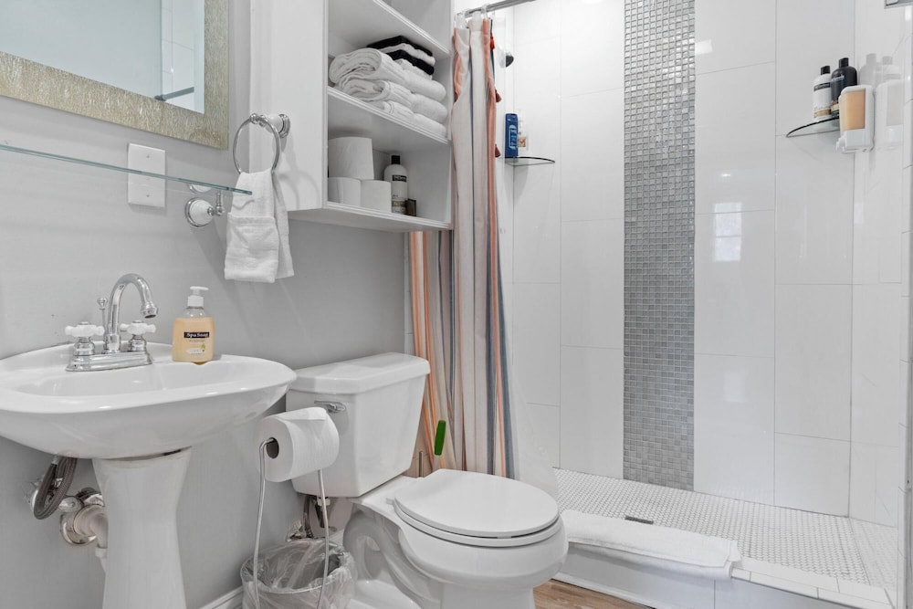 Balcony Stay in Garden District Jazz Fest Ready in New Orleans, United States