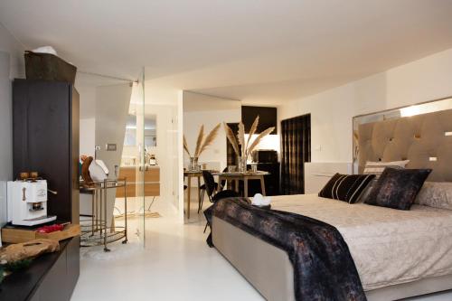 Loft Suite Femme Noir ''La Reggia'' — 4-Star Luxury Hotel in Caserta, Italy