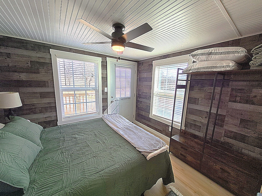Redbud Tiny Home Resort - carbon neutral hotel in Unknown City