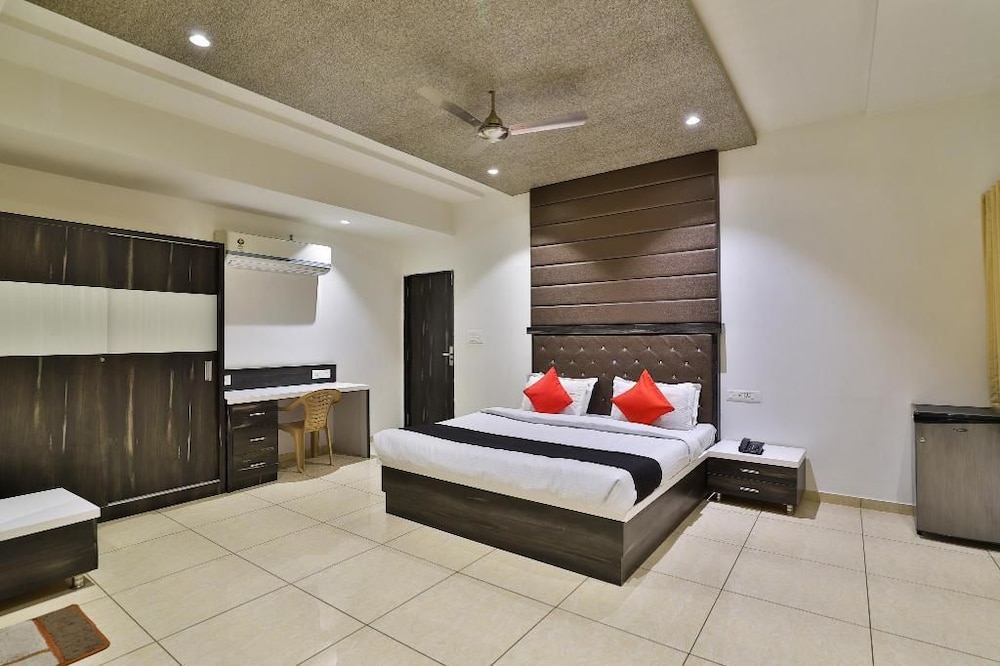 Dev Motel & Banquet — hotel in Nadiad