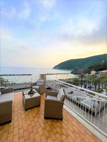 Attico tra cielo e mare — 4-Star Luxury Hotel in Moneglia, Italy