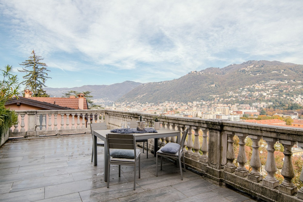MyHomeInComo Modern Luxury Attic — 4-Star Luxury Hotel in Como, Italy