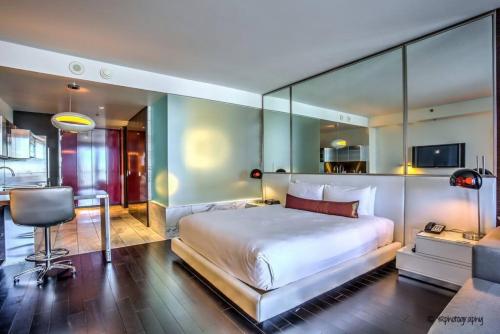 Gorgeous Strip View Studio at Palms Place 17