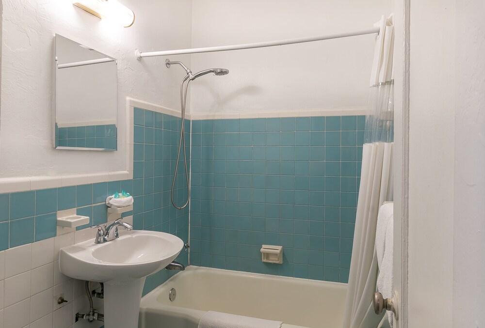 Tropics Hotel and Hostels - photo 30