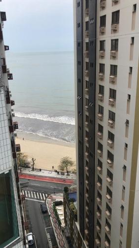 Apartamento á 30 metros praia com vista mar.