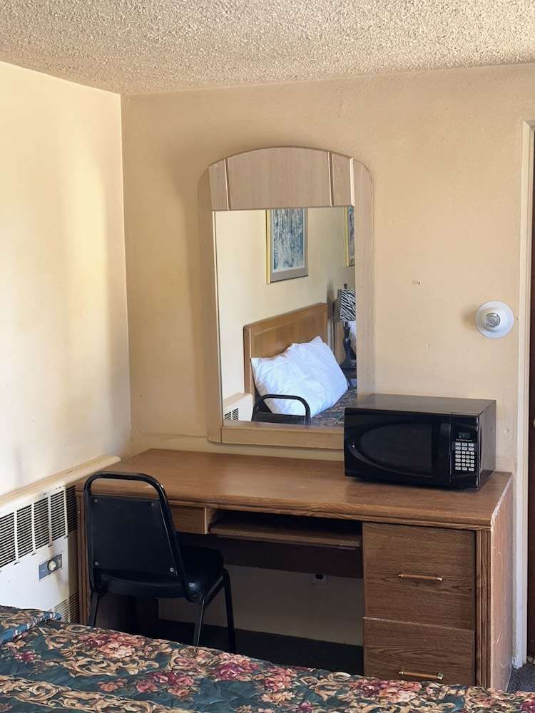Crestview Motel Inc - photo 2