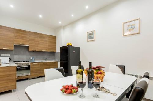 The Grand Apartment l