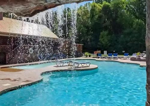 Mins to DT Gatlinburg Hot Tub Community Pool in Gatlinburg, United States