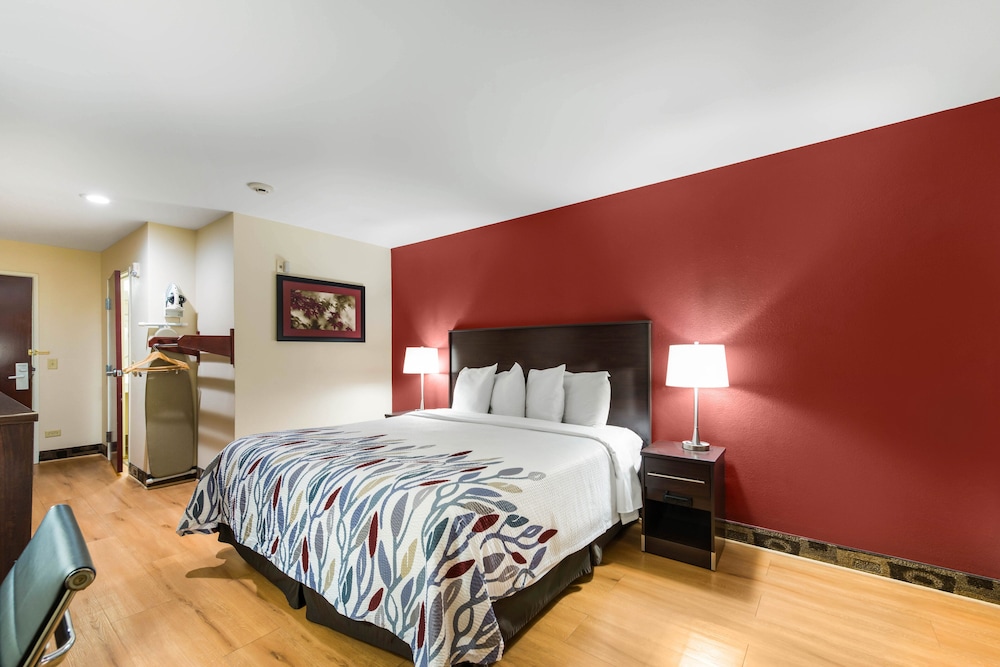 Econo Lodge Inn & Suites - photo 9
