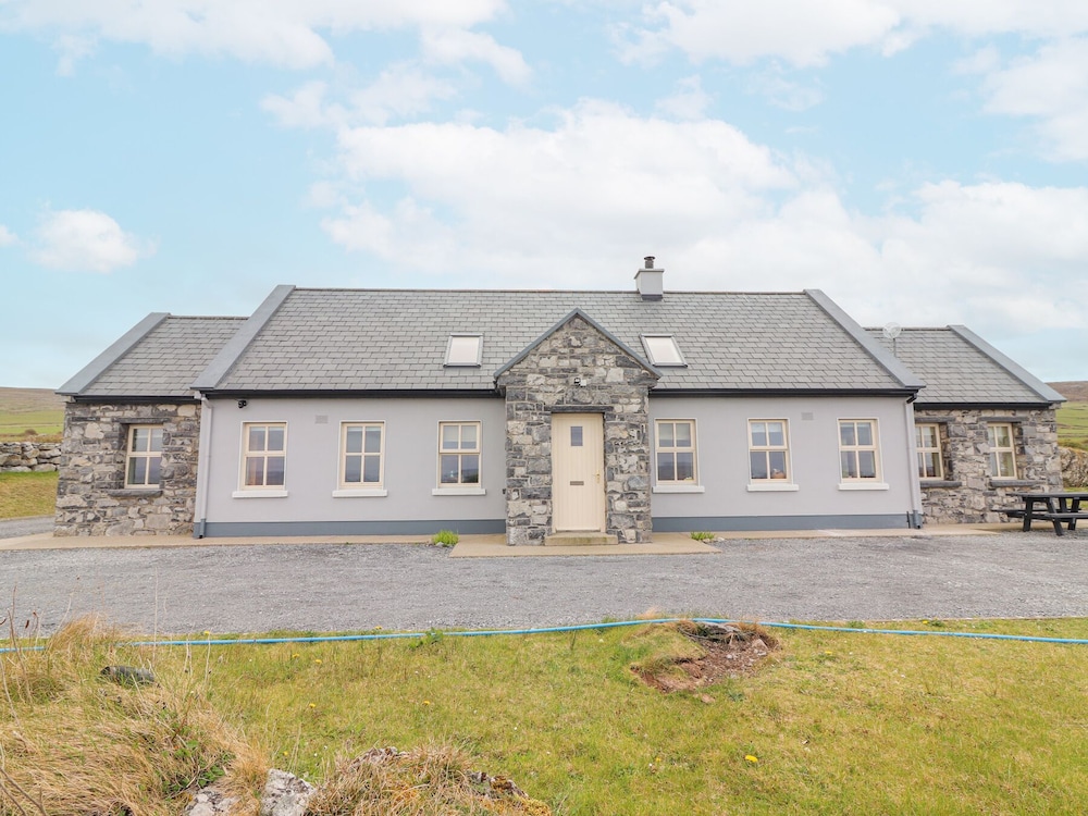 Cúnna Bán - carbon neutral hotel in Unknown City