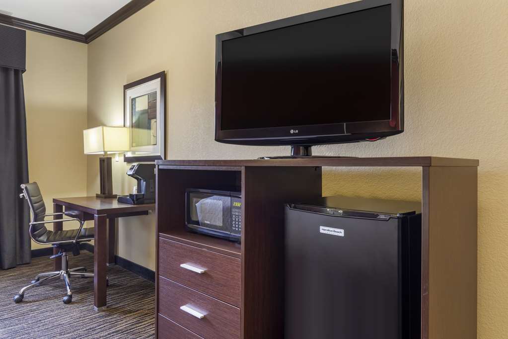 Best Western Plus Classic Inn & Suites - photo 12