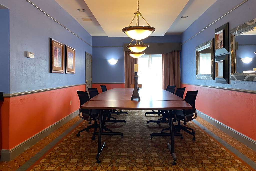 La Quinta Inn & Suites by Wyndham Islip MacArthur Airport - photo 25
