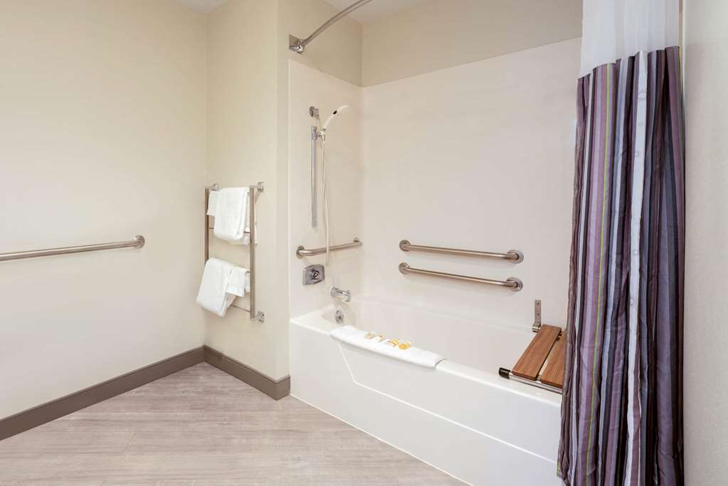 La Quinta Inn & Suites by Wyndham Cleveland Macedonia - photo 31