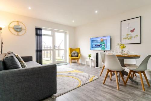 Bridge Court by Sterling Edge Apartments Luxury Aparthotel Stylish 1 bed Apartments Balcony with Canal View or Private Garden Free Parking in Birmingham, United Kingdom