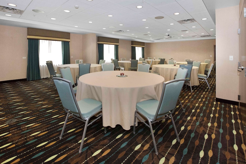 Hampton Inn Pittsburgh Bridgeville - photo 58