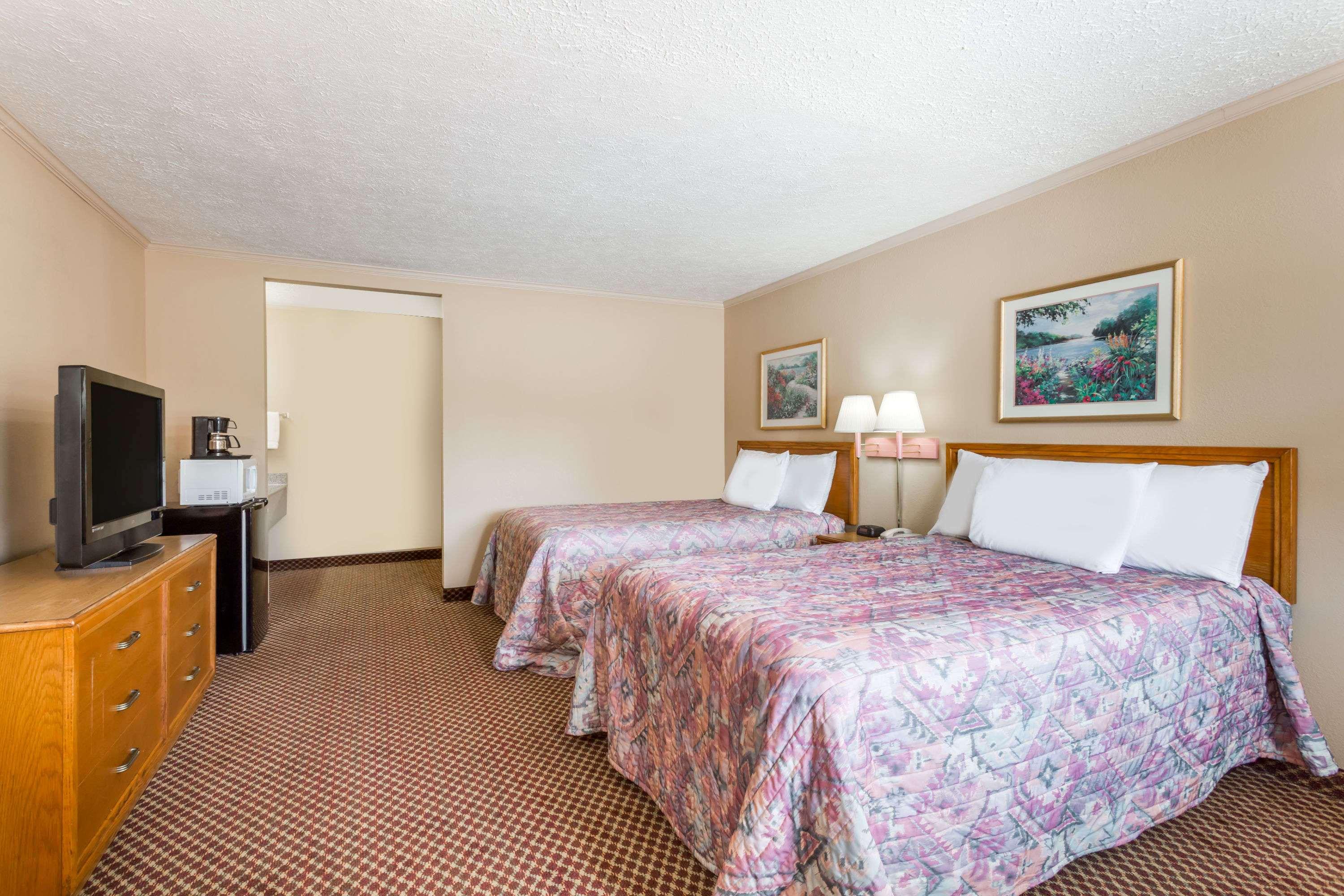 Travelodge by Wyndham Ridgeway Martinsville Area - photo 9