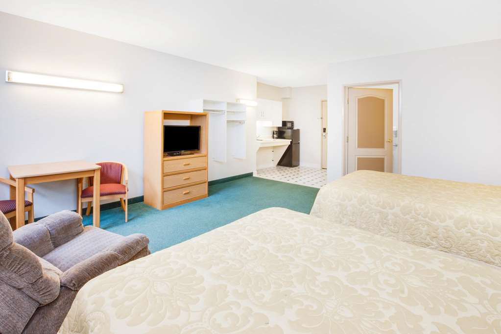 Super 8 by Wyndham Brooklyn - photo 7