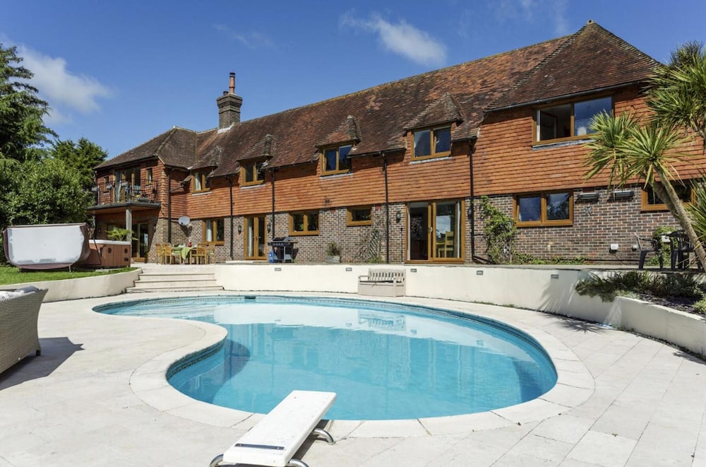 Sleeps10 18 parking garden pool hottub balcony in Eastbourne, United Kingdom