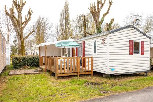 Mobilhome piscines terrasse — hotel in Angles