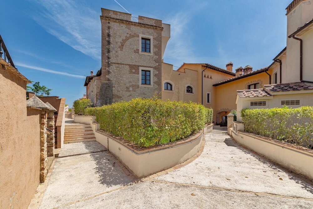 The Tower With Amazing View Shared Pool — hotel in Ficulle