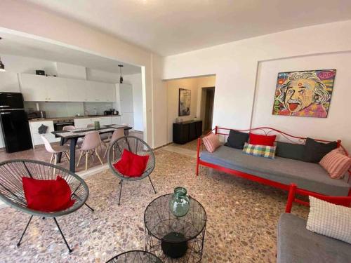 NEW Flower Patio House 2 BDR BBQ Wash machine — 4-Star Luxury Hotel in Lavrio, Greece