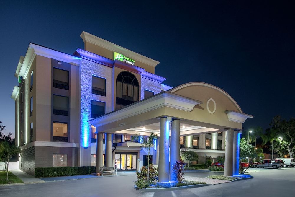 Holiday Inn Express Bartow by IHG - carbon neutral hotel in Bartow