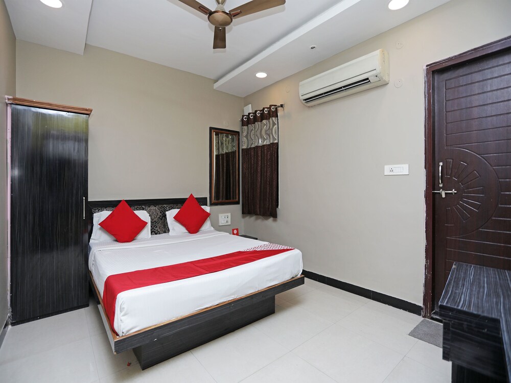 Oyo 13392 Hotel Neeraj — Raipur