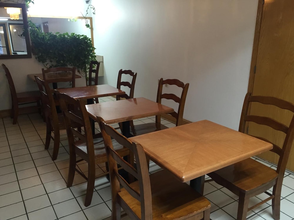 Econo Lodge Calhoun North Damascus - photo 25