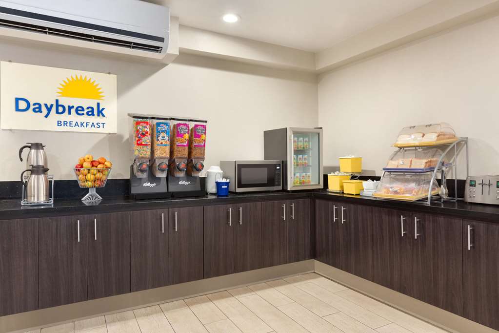Days Inn & Suites by Wyndham Anaheim At Disneyland Park - photo 7