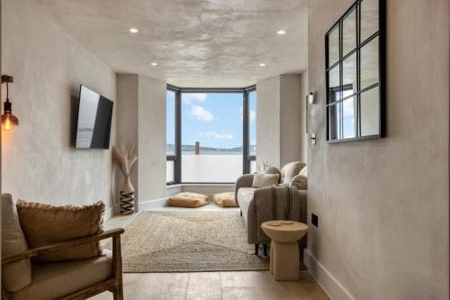Sea View Apartment overlooking Mumbles Bay — 4-Star Luxury Hotel in Swansea, United Kingdom