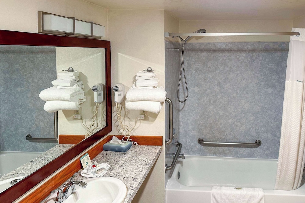 Econo Lodge Edmonds North Seattle - photo 25