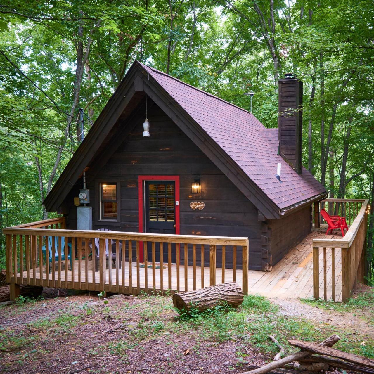 Wild Columbine Gatlinburg Area Hottub Romantic Cabin — 4-Star Luxury Hotel in Sevierville, United States