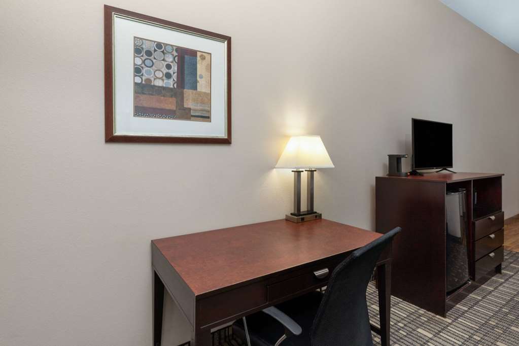La Quinta Inn & Suites by Wyndham Fort Worth Lake Worth - photo 19