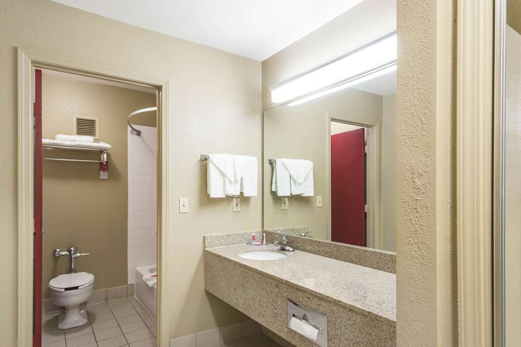 Econo Lodge Inn & Suites I 35 at Shawnee Mission - photo 36