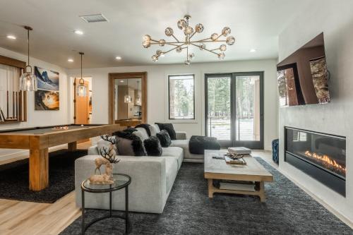 New Luxury 4BR 3BA Obsidian Reserve #110 Hot Tub 2 Car Garage Pool Table Mount Views in Mammoth Lakes, United States