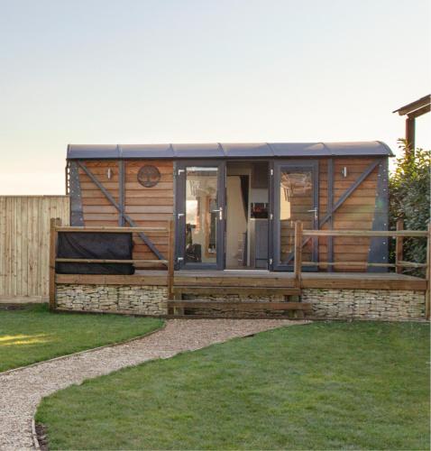 Holly Lodge Quirky Shepherd's Hut With Hot Tub Bespoke Made From A Salvaged Railway Carriage — 4-Star Luxury Hotel in Boston, United Kingdom