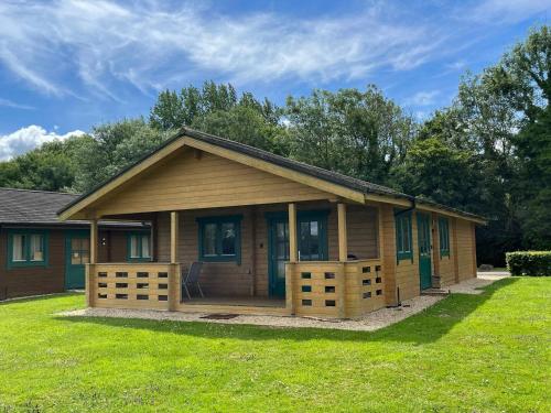 Pochard Lodge Lakeside Fishing Parking Pass the Keys — 4-Star Luxury Hotel in South Cerney, United Kingdom