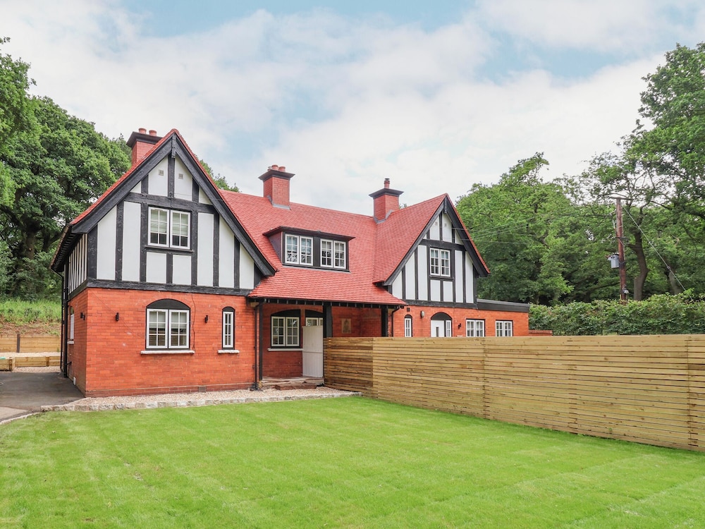 1 Golf Links Cottages — Northwich
