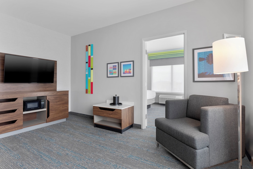Hampton Inn Saline - photo 12