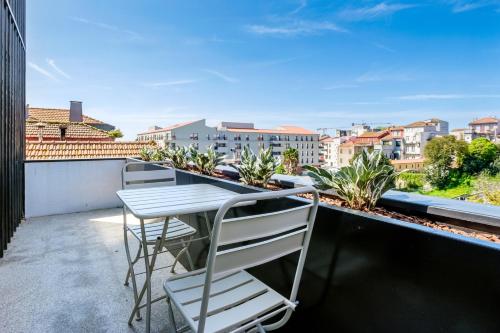 Spacious loft w. balcony in the heart of the city — 4-Star Luxury Hotel in Porto, Portugal