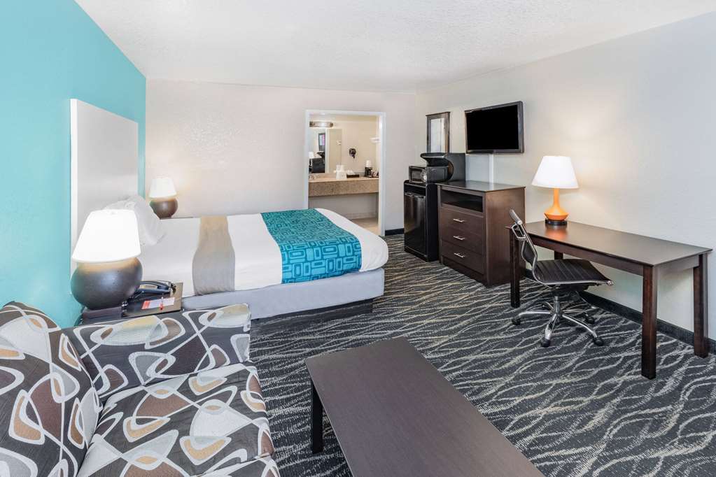 Howard Johnson by Wyndham Houston Hobby Airport - photo 26
