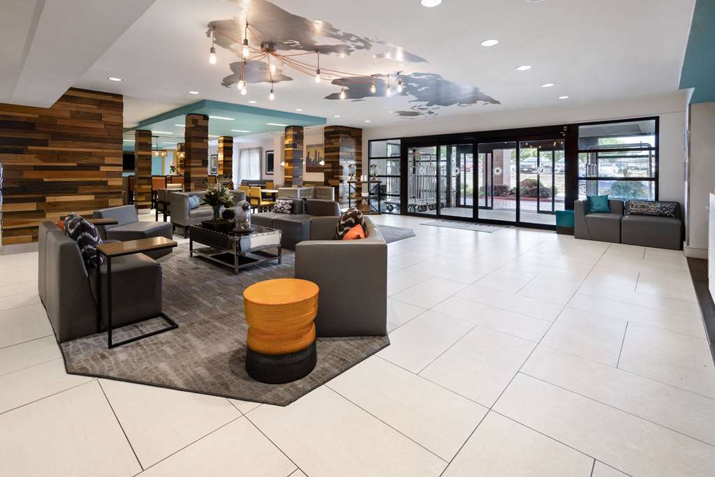La Quinta Inn & Suites by Wyndham Atlanta Airport North - photo 8