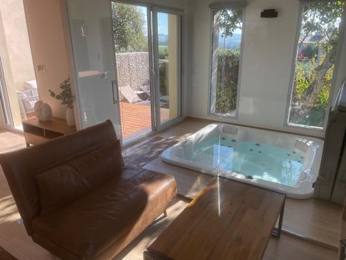 Logement Avec Jacuzzi - carbon neutral hotel in Unknown City
