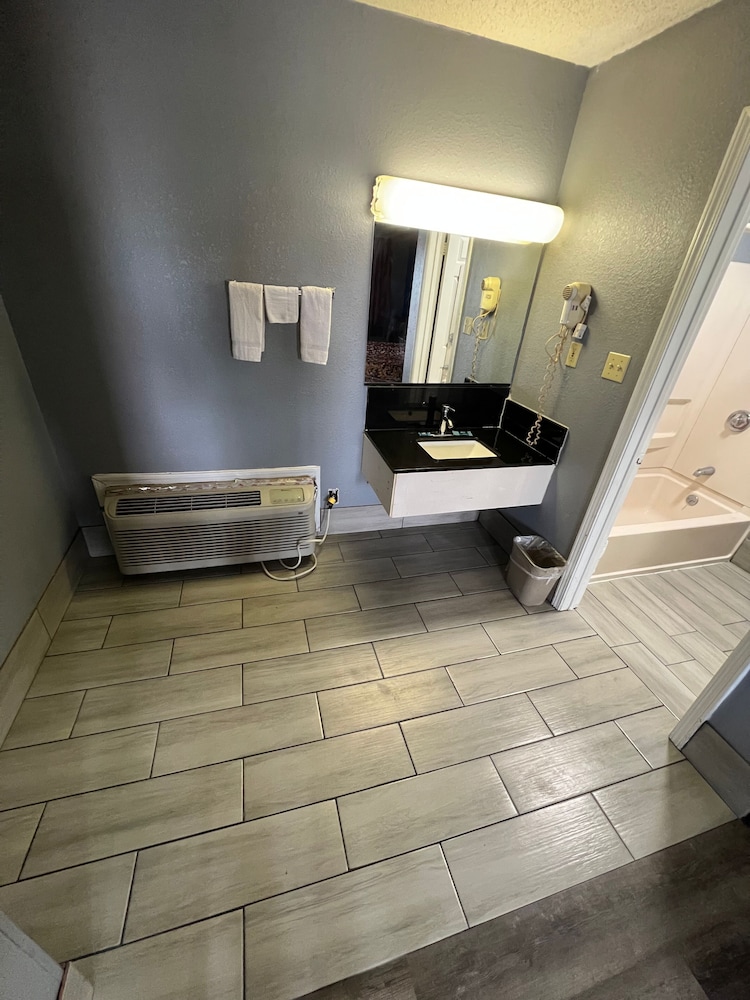 Executive Inn and Suites Jackson - photo 15