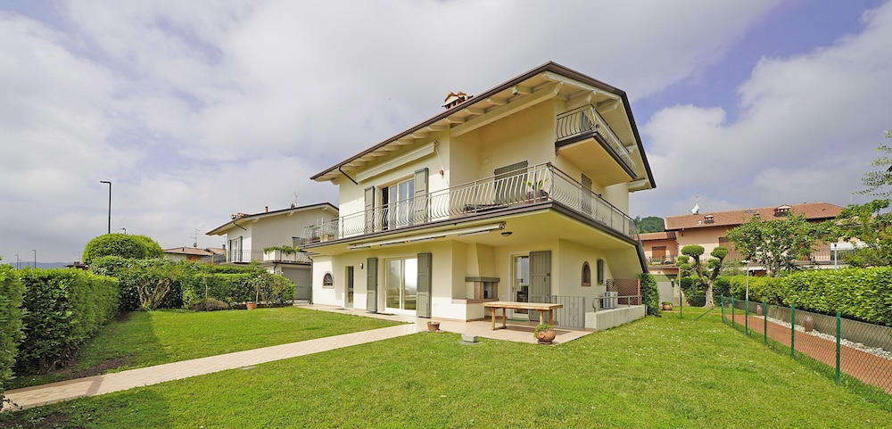 Villetta Bucaneve Locz in Padenghe Sul Garda, Italy