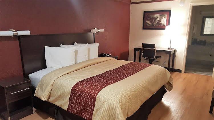 Airport Inn & Suites - photo 6