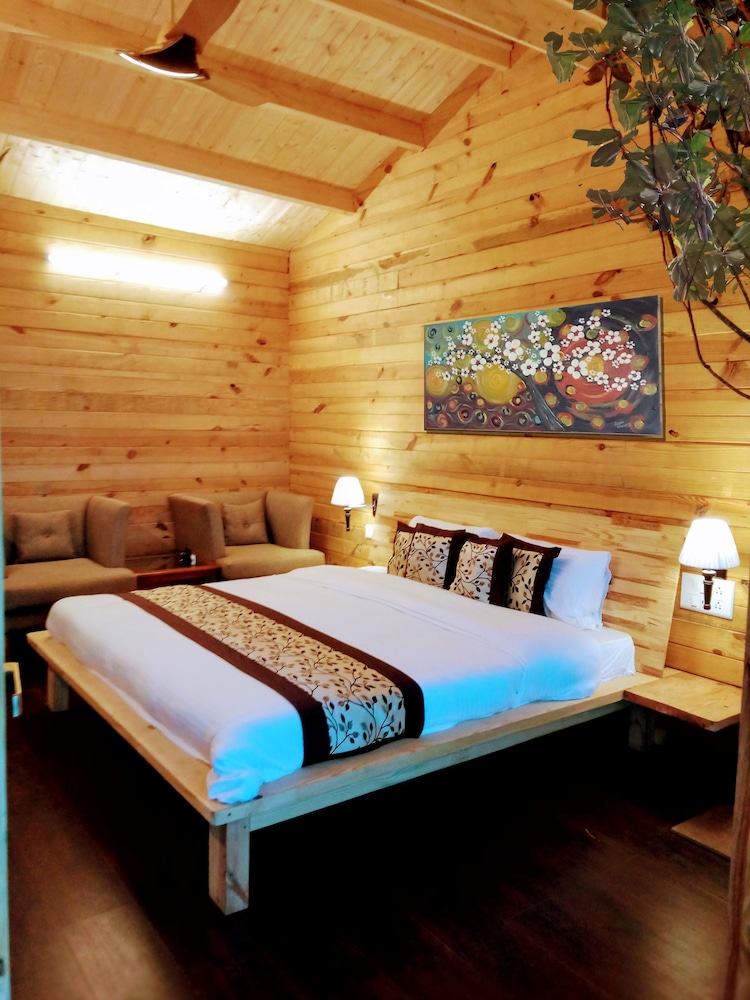 Treehouse Resort in Dhari, India