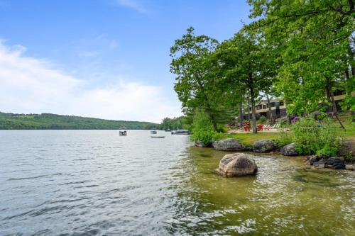 Waterfront 2 Bed 2 Bath 20721462 — Holderness